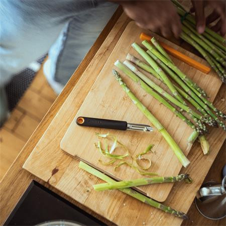 Rögzített pengés hámozó, FISKARS