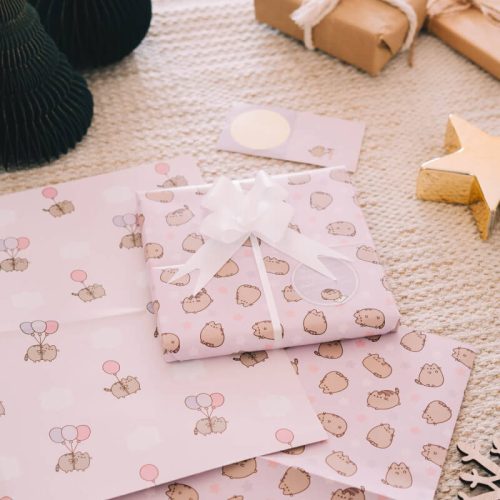 Pusheen cicás ajándékcsomagoló szett (2 ív 50x70m-es csomagolópapír, gyorsmasni, ajándékkísérő matrica)