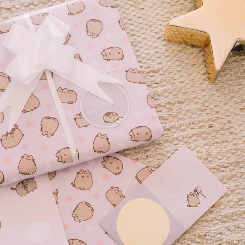 Pusheen cicás ajándékcsomagoló szett (2 ív 50x70m-es csomagolópapír, gyorsmasni, ajándékkísérő matrica)