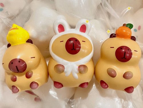 Kapibara stresszlabda 5x7cm-es, hálós tartóban, illatos, többféle változat