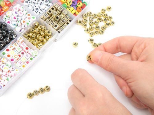 Karkötőkészítő szett, betű gyöngyök, 15 féle gyöngy 10x17cm-es dobozban